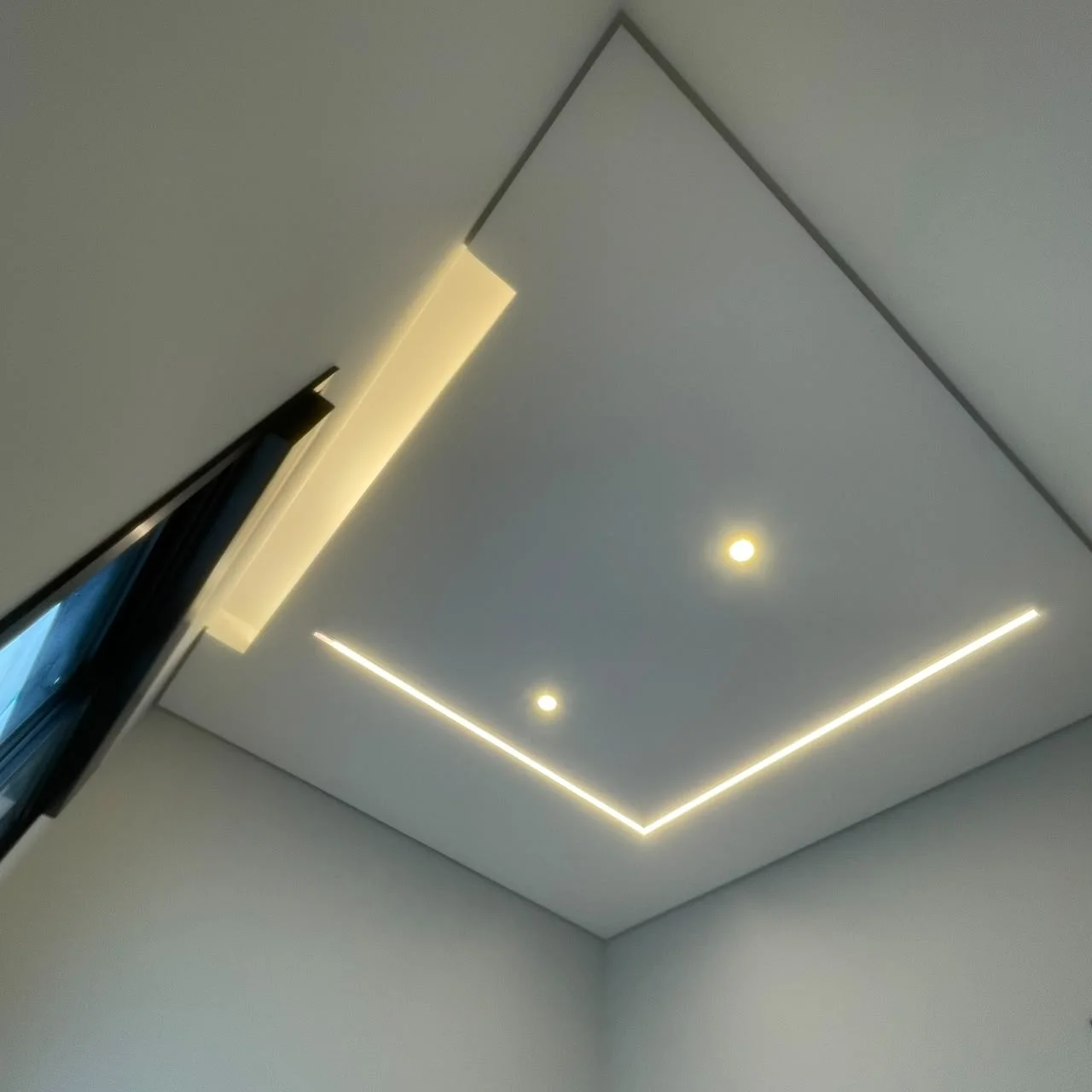 Forro de gesso acartonado com recorte para iluminação embutida